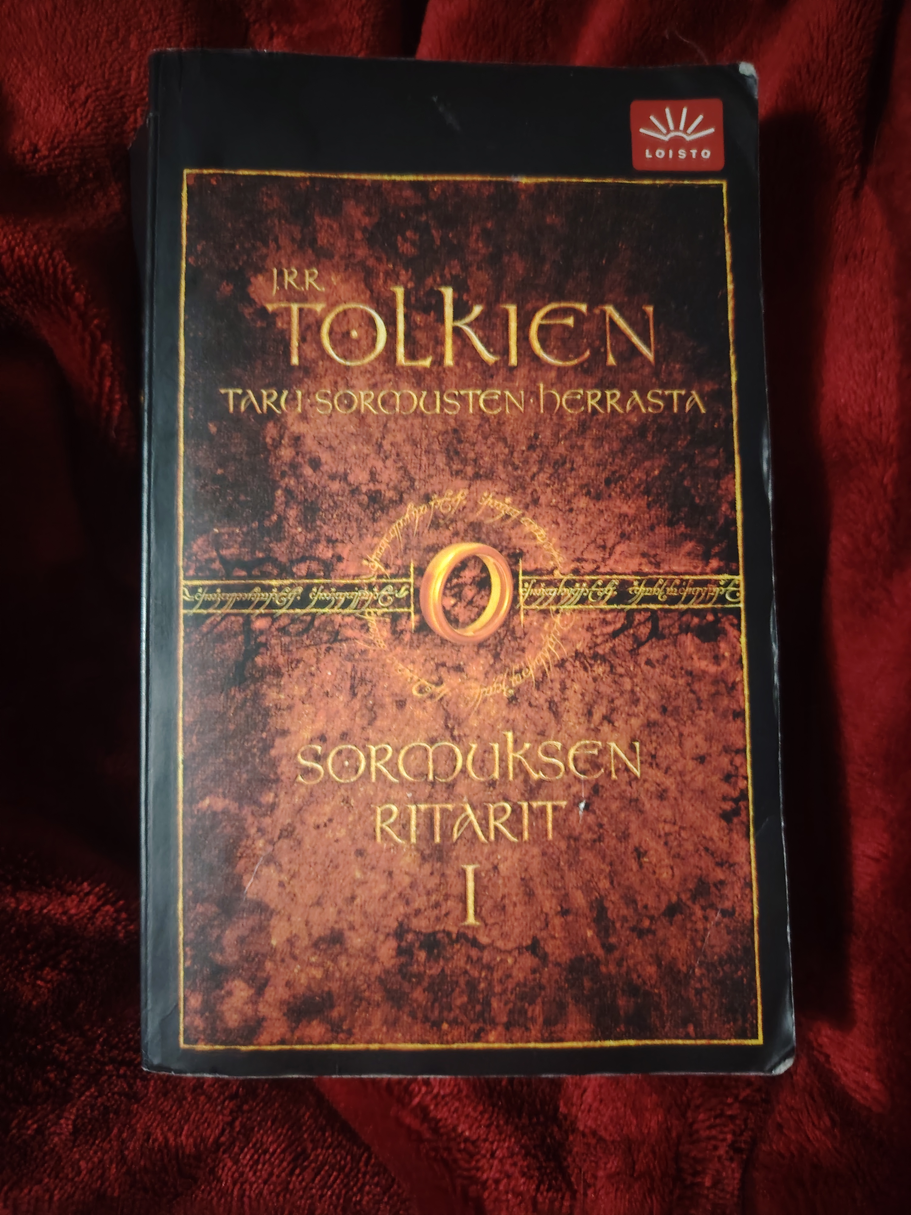Sormusten Herran ensimmäisessä osassa hobitti Frodo
      Reppulille paljastuu, millaisen perinnön hän on Bilbo- sedältään saanut. Sormuksen Saattue syntyy ja lähtee pitkälle ja vaaralliselle matkalleen.