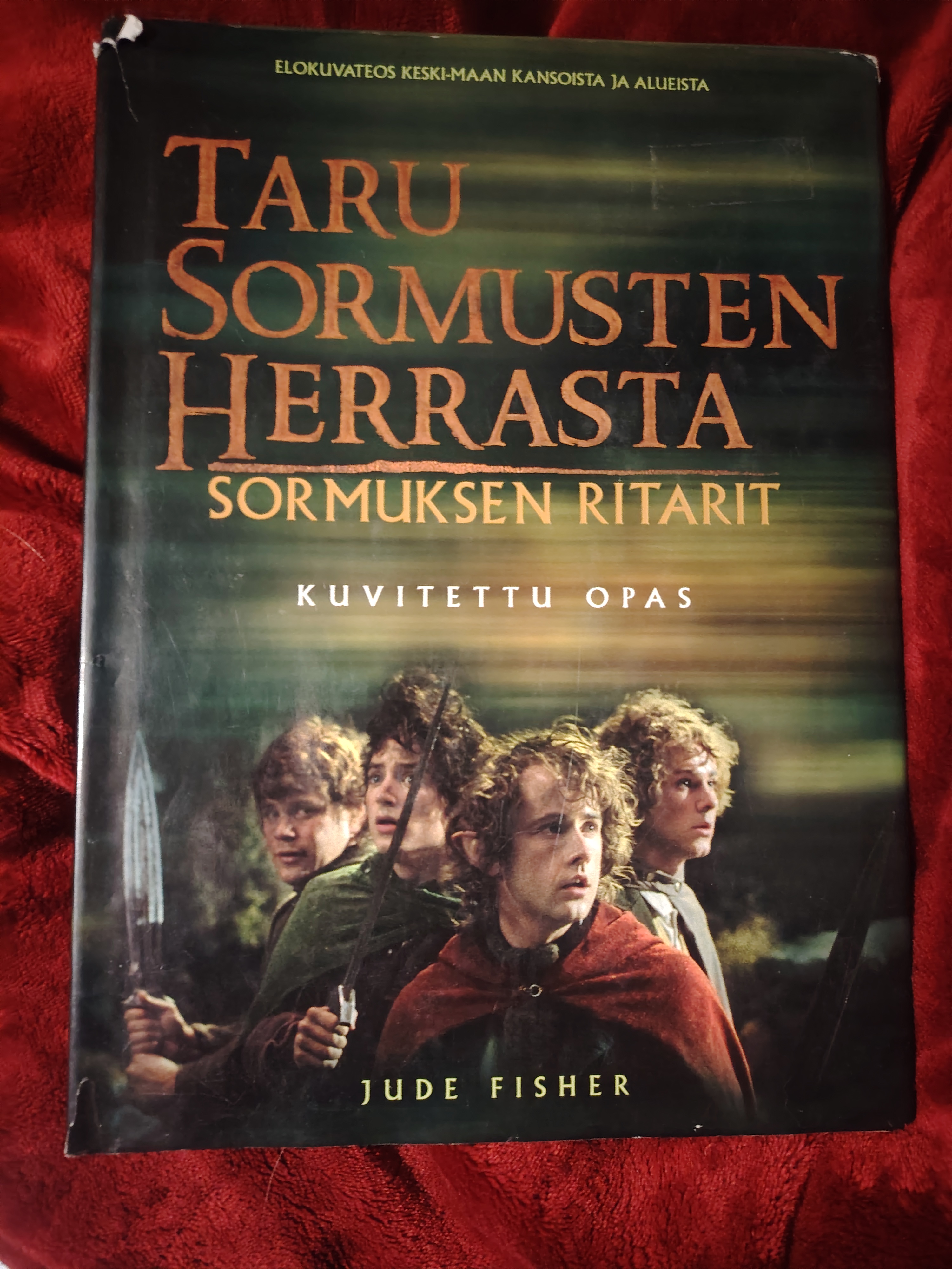 Tämä kirja perehdyttää lukijan Peter Jacksonin 
      ohjaaman Taru Sormusten Herrasta- elokuvatrilogian ensimmäisen osan, Sormuksen Ritarien , hahmoihin ja tapahtumapaikkoihin. Oppaan sivuilta löytyy silmiähivelevien 
      kuvien lisäksi paljon asiatietoa Sormuksen Ritareista, Sormusaaveista, Örkeistä sekä kaikista muista keskeisimmistä olennoista ja hahmoista, joita esiintyy ensimmäisessä 
      elokuvassa. Maisemakuvat esittävät tärkeimpiä paikkoja ja alueita, kuten Hobittilaa, Orthancia ja Moriaa. Mukana on lisäksi suurikokoinen, aukilevitettävä Keski-Maan kartta.