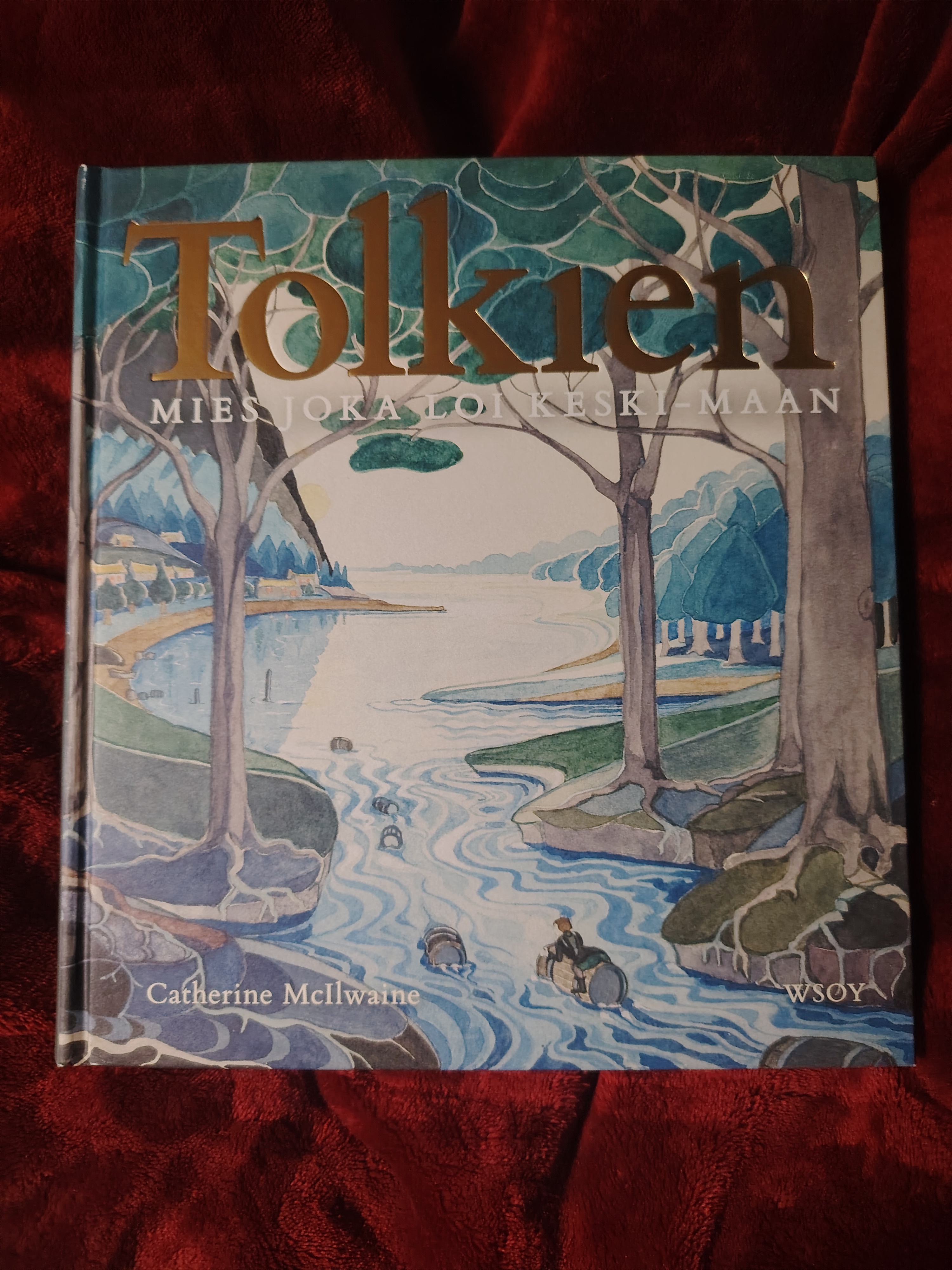 Tolkien: Mies joka loi Keski-Maan esittelee yli 300 
      kuvaa Taru Sormusten Herrasta tekijän käsikirjoituksista, piirroksista, kartoista, kirjeistä ja elämän varrelta. Lisäksi teokseen sisältyy kuusi asiantuntevaa esseetä, 
      jotka käsittelevät monipuolisesti Tolkienia ja hänen luomistyötään.